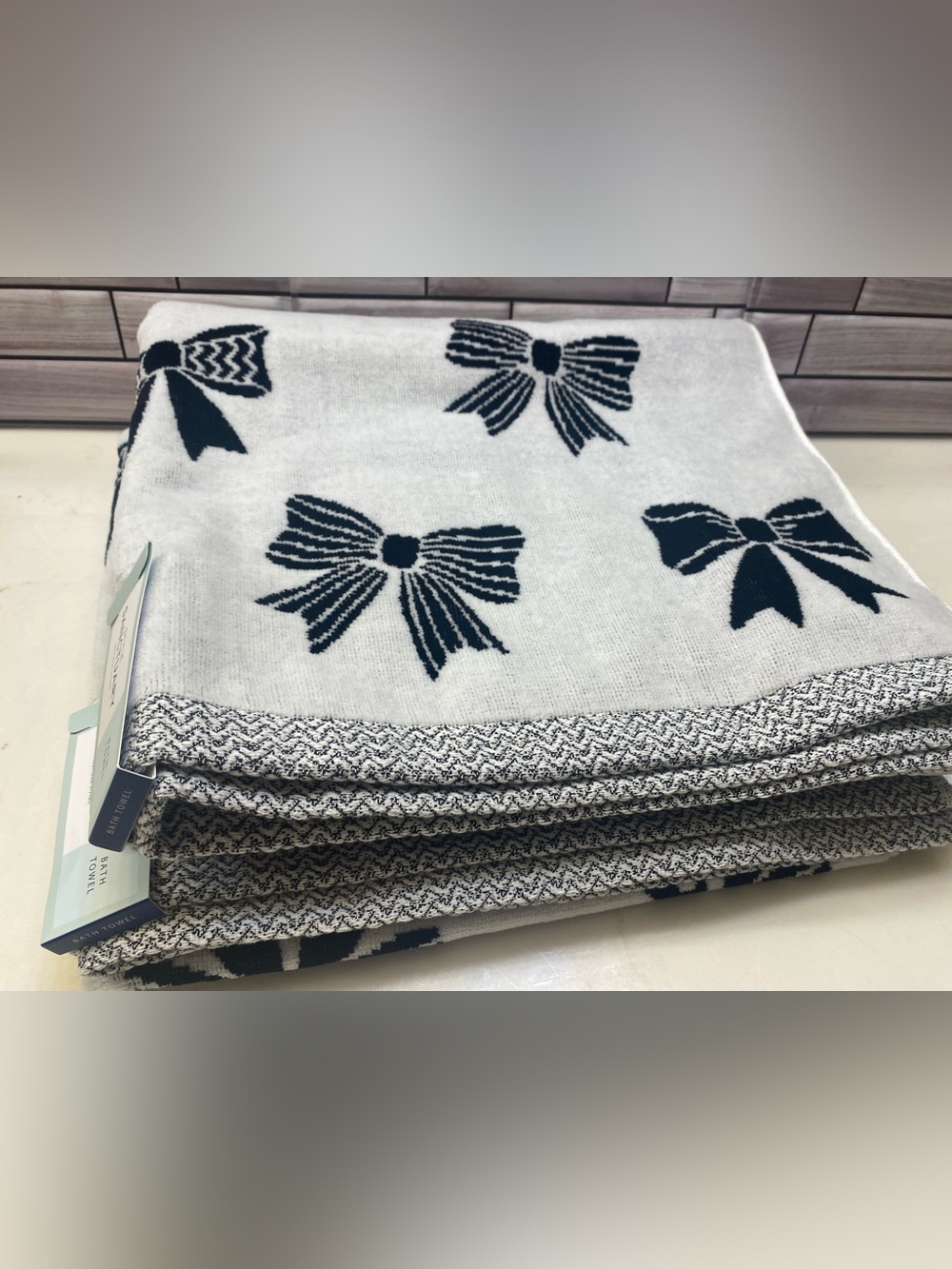 Style Sanctuary ❤️  (2)100% Cotton Bow pattern Bath Towels BK/WT  NWT